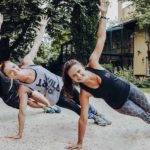 Personen machen seitlichen Stütz