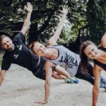 Personen machen seitlichen Stütz