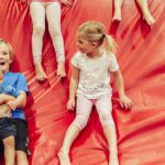 Kinder rutschen auf Weichboden