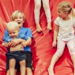 Kinder rutschen auf Weichboden